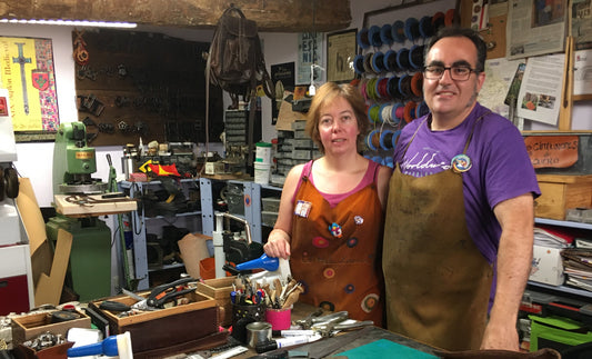 Mar y Raúl en su taller de cuero en Ayllón