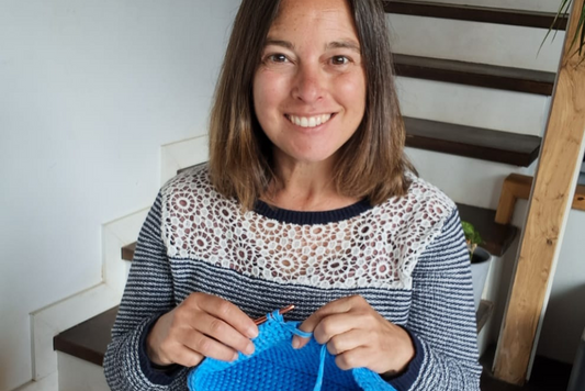 Lucia García crocheteando
