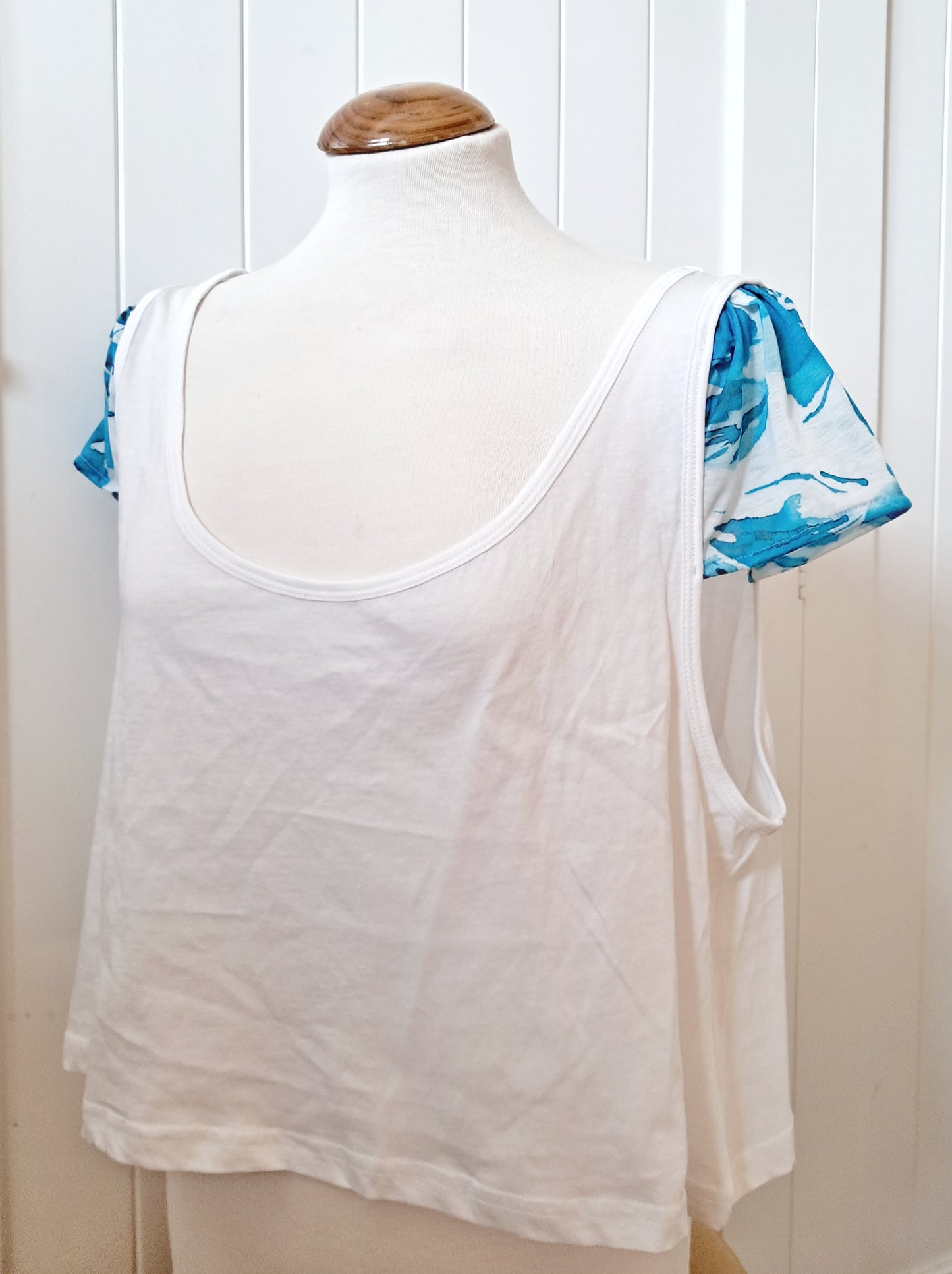 Camiseta blanca con mangas estampadas - lucandlia