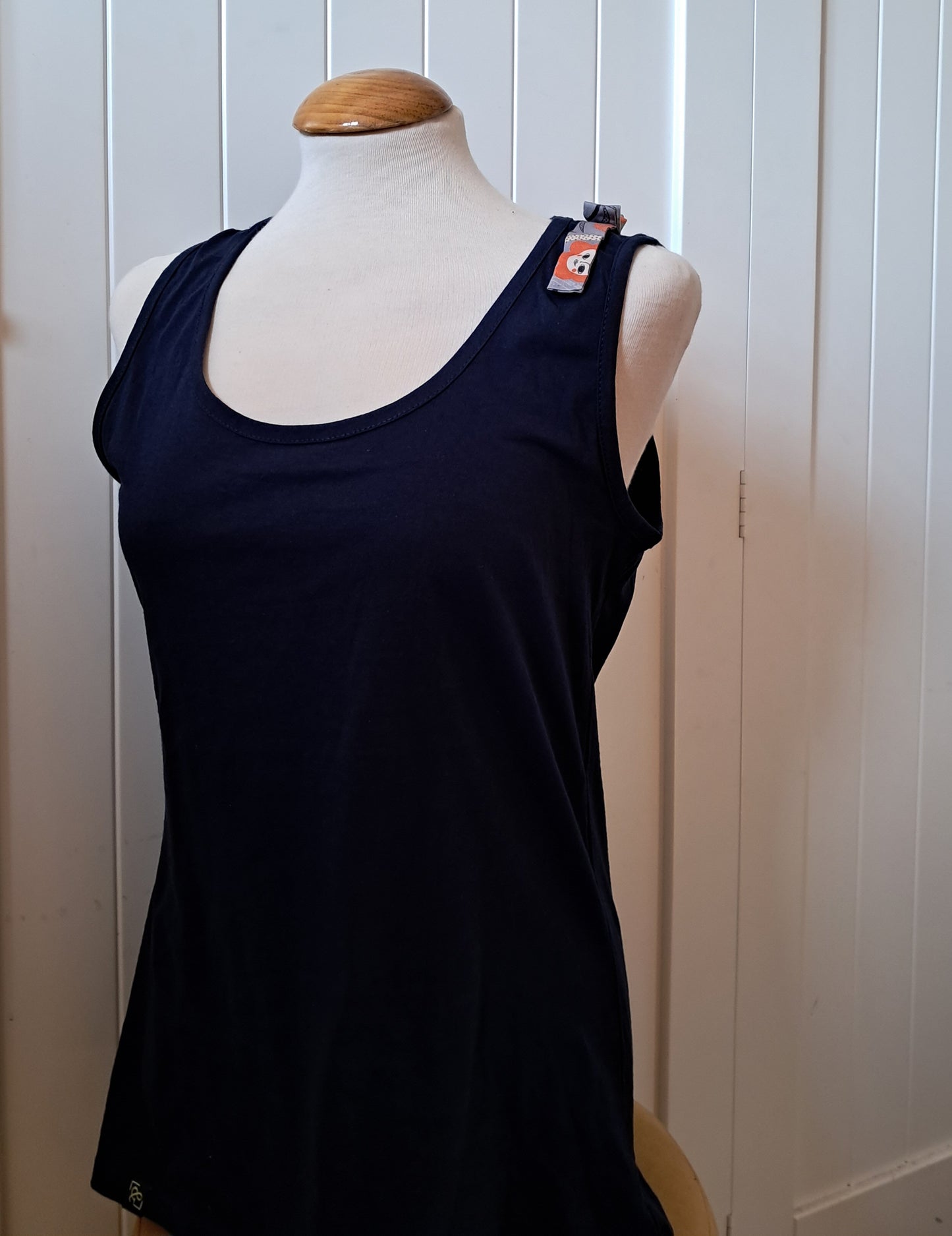 Camiseta de tirantes con detalle estampado en el hombro - lucandlia