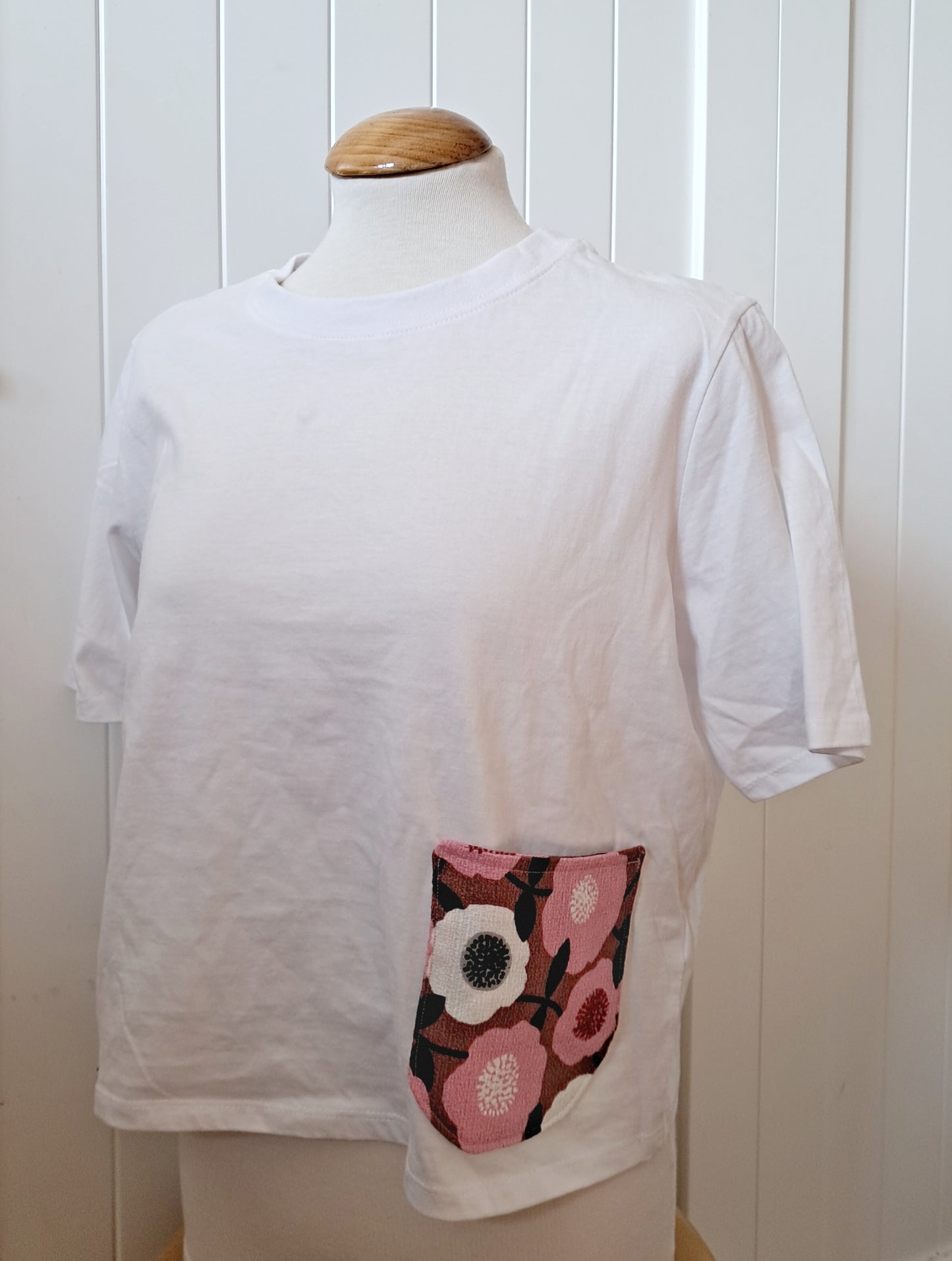 Camiseta de manga corta con bolsillo estampado