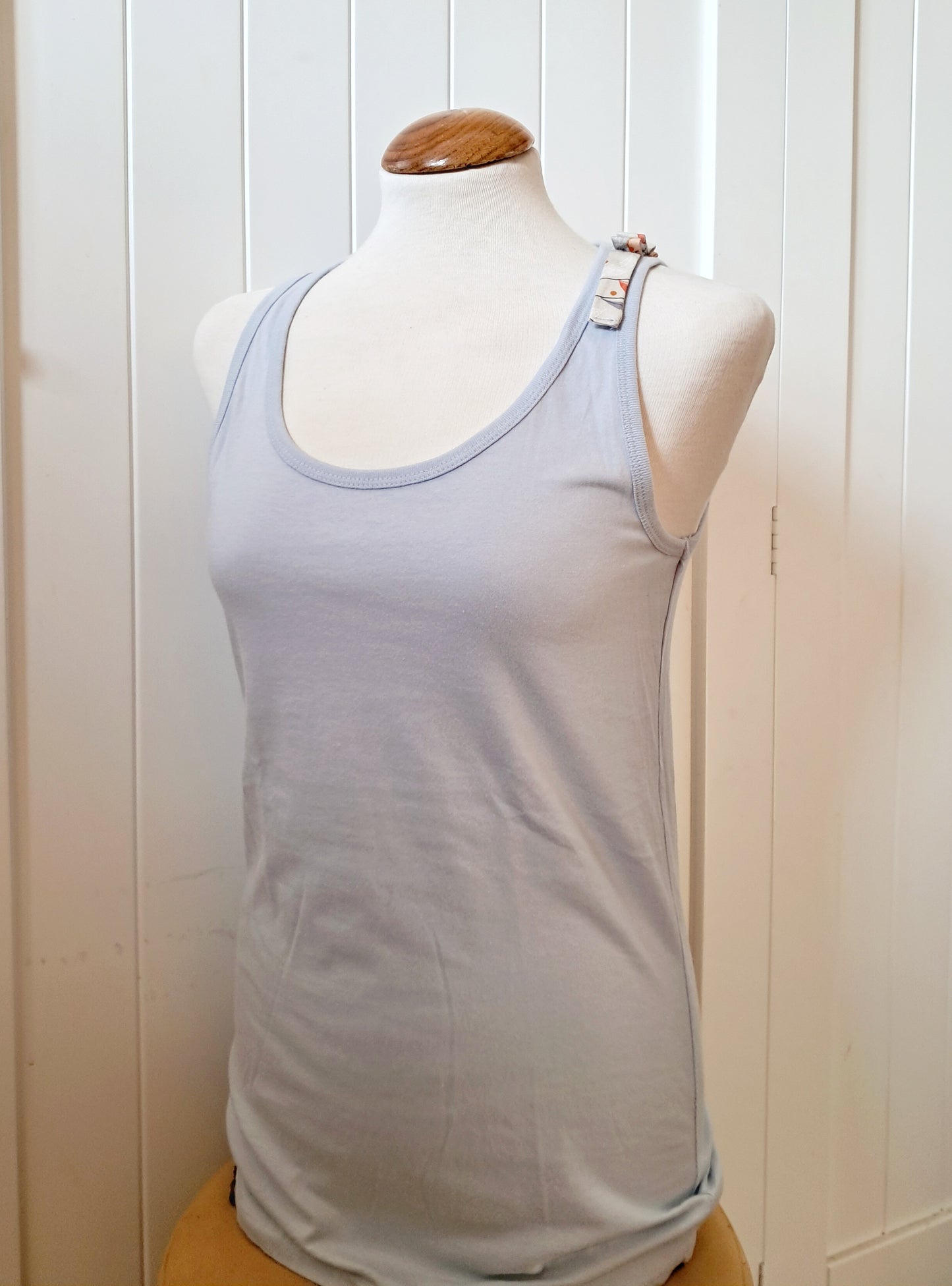 Camiseta de tirantes con detalle estampado en el hombro - lucandlia