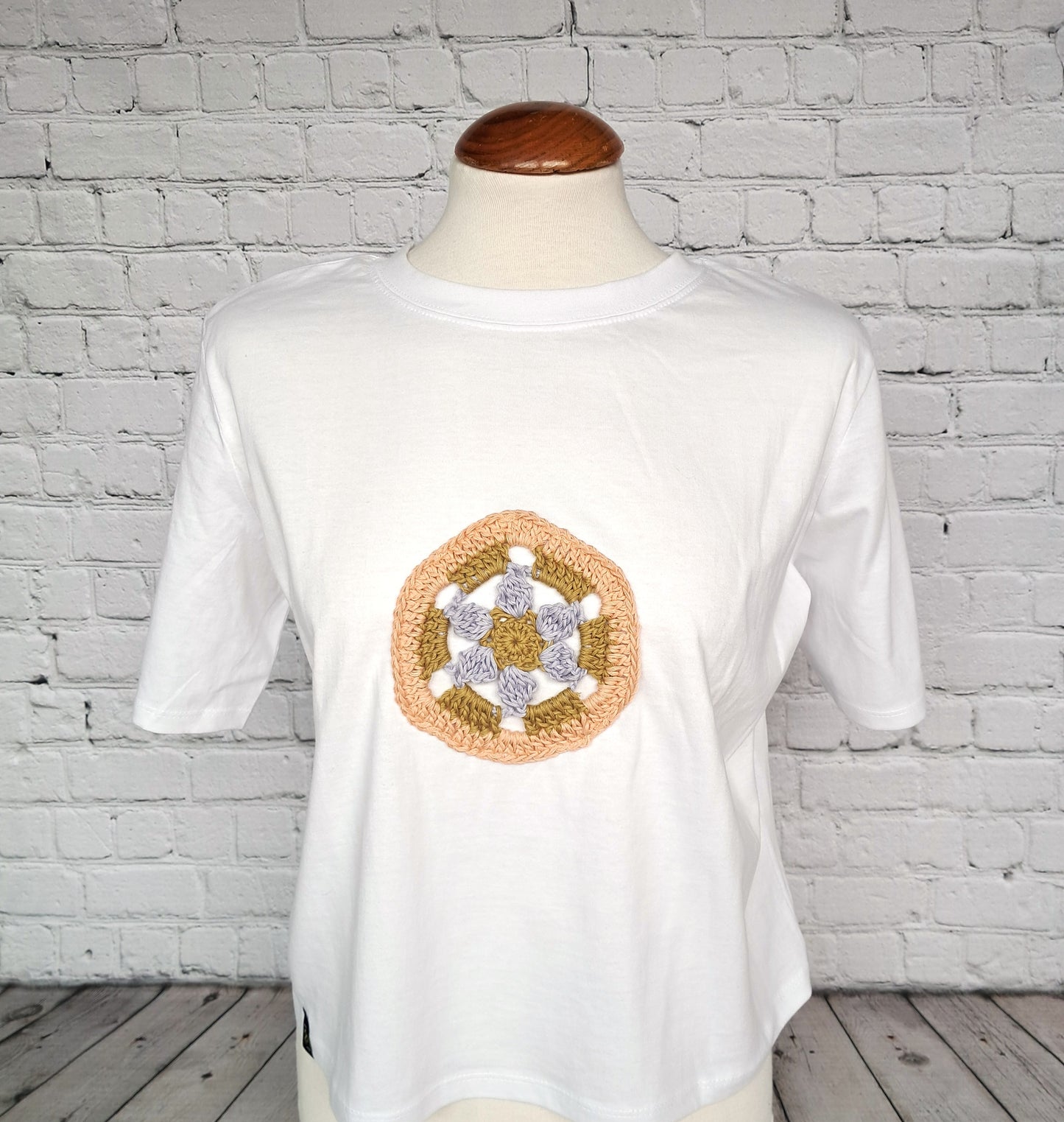 Camiseta decorada en crochet