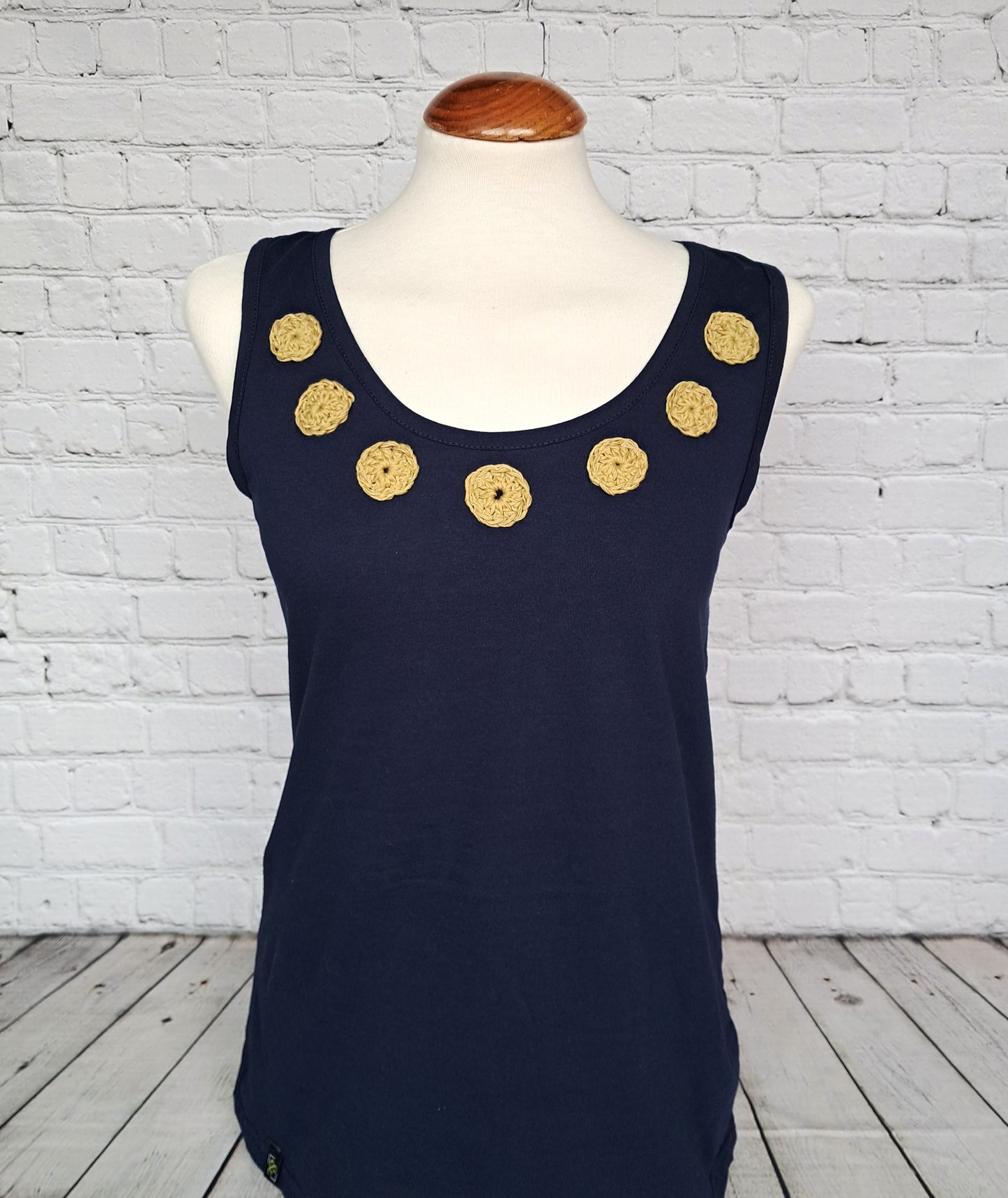Camiseta de tirantes con detalle crochet