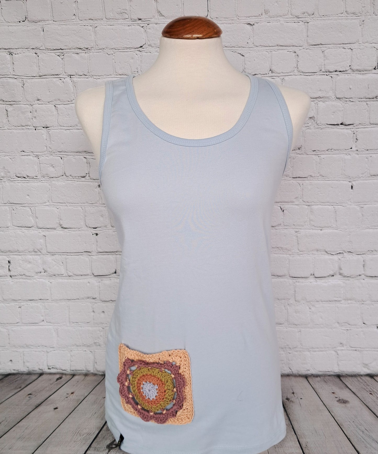 Camiseta de tirantes con bolsillo crochet