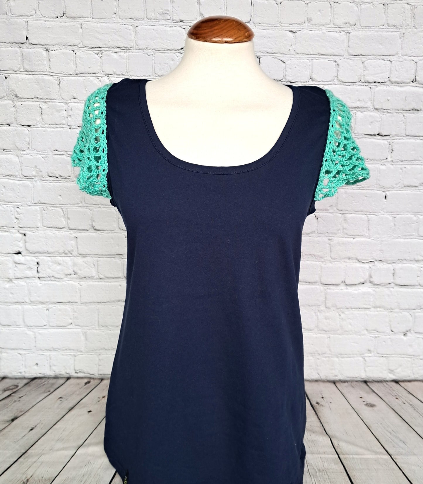 Camiseta de tirantes con mangas en crochet
