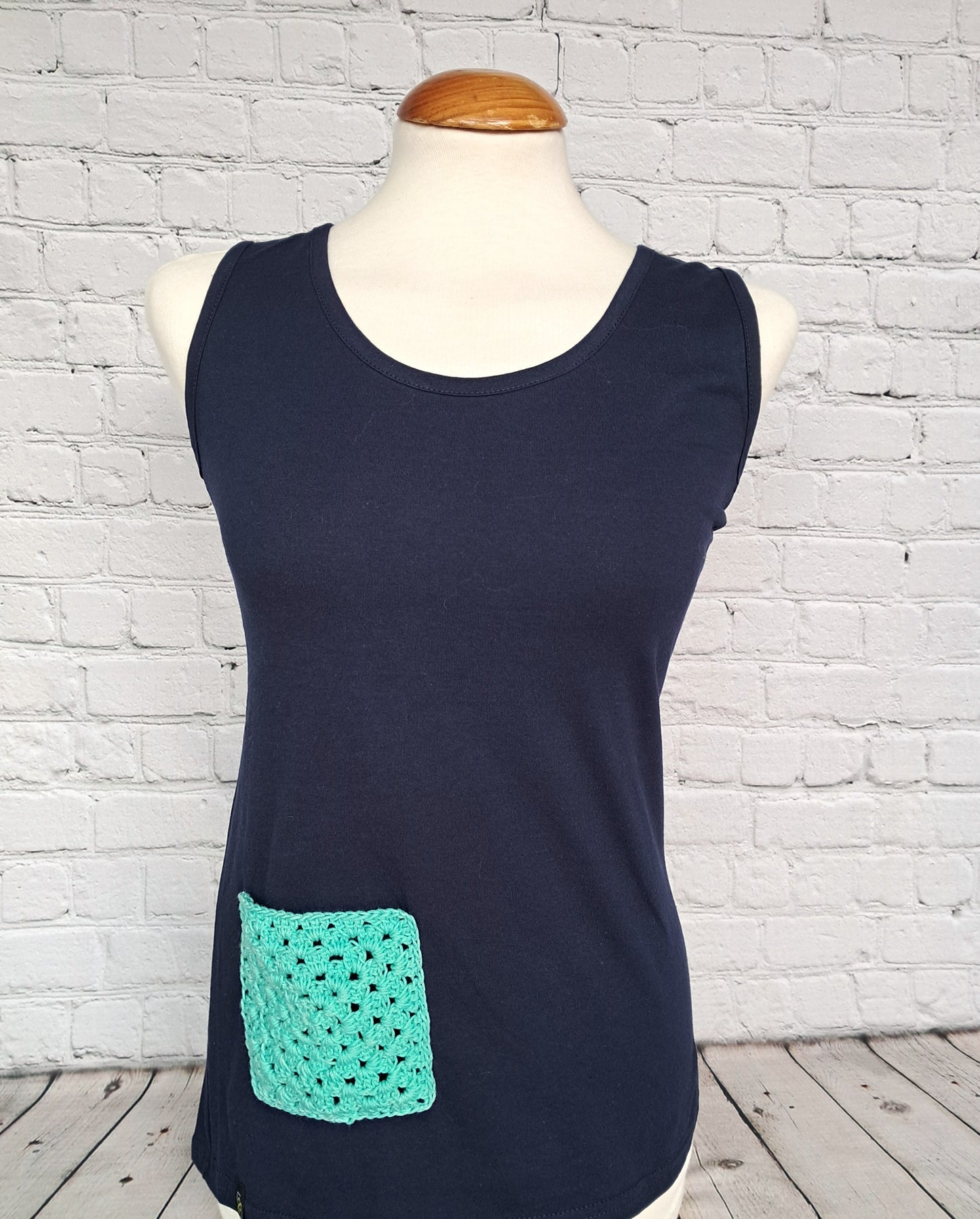 Camiseta de tirantes con bolsillo en crochet