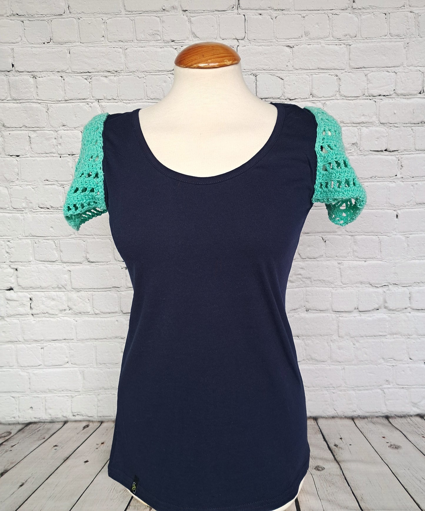 Camiseta de tirantes con mangas en crochet