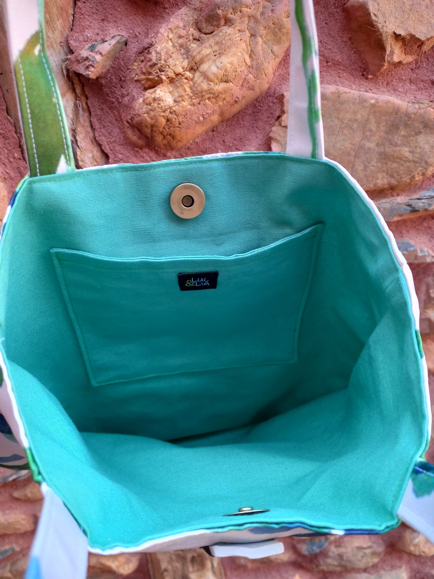 Interior del bolso de mano ligero