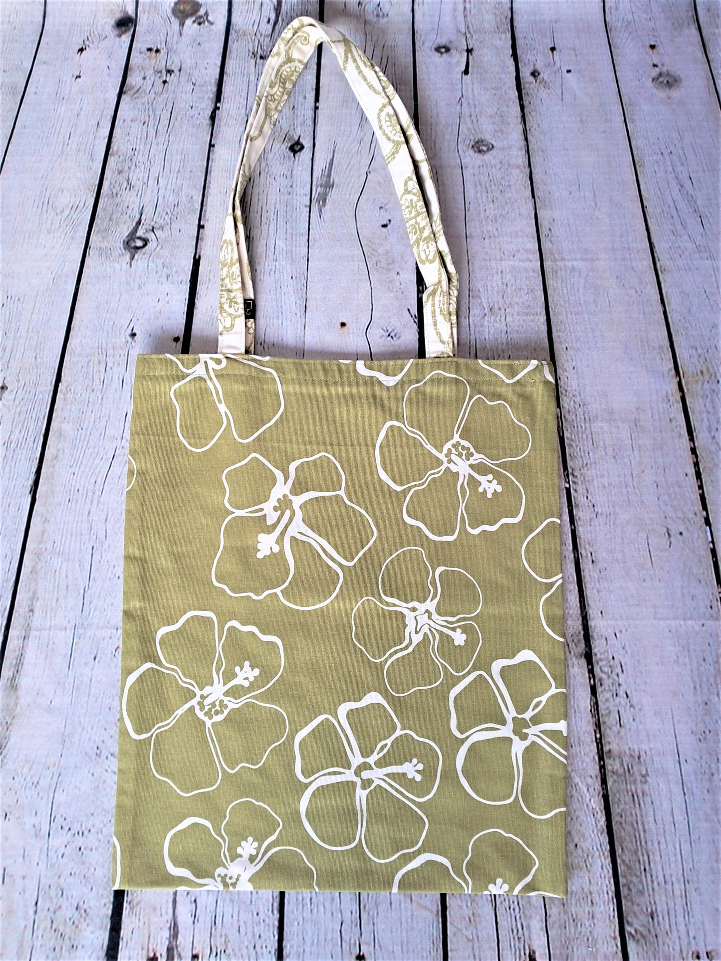 Tote de tela orgánica con estampado de flores blancas