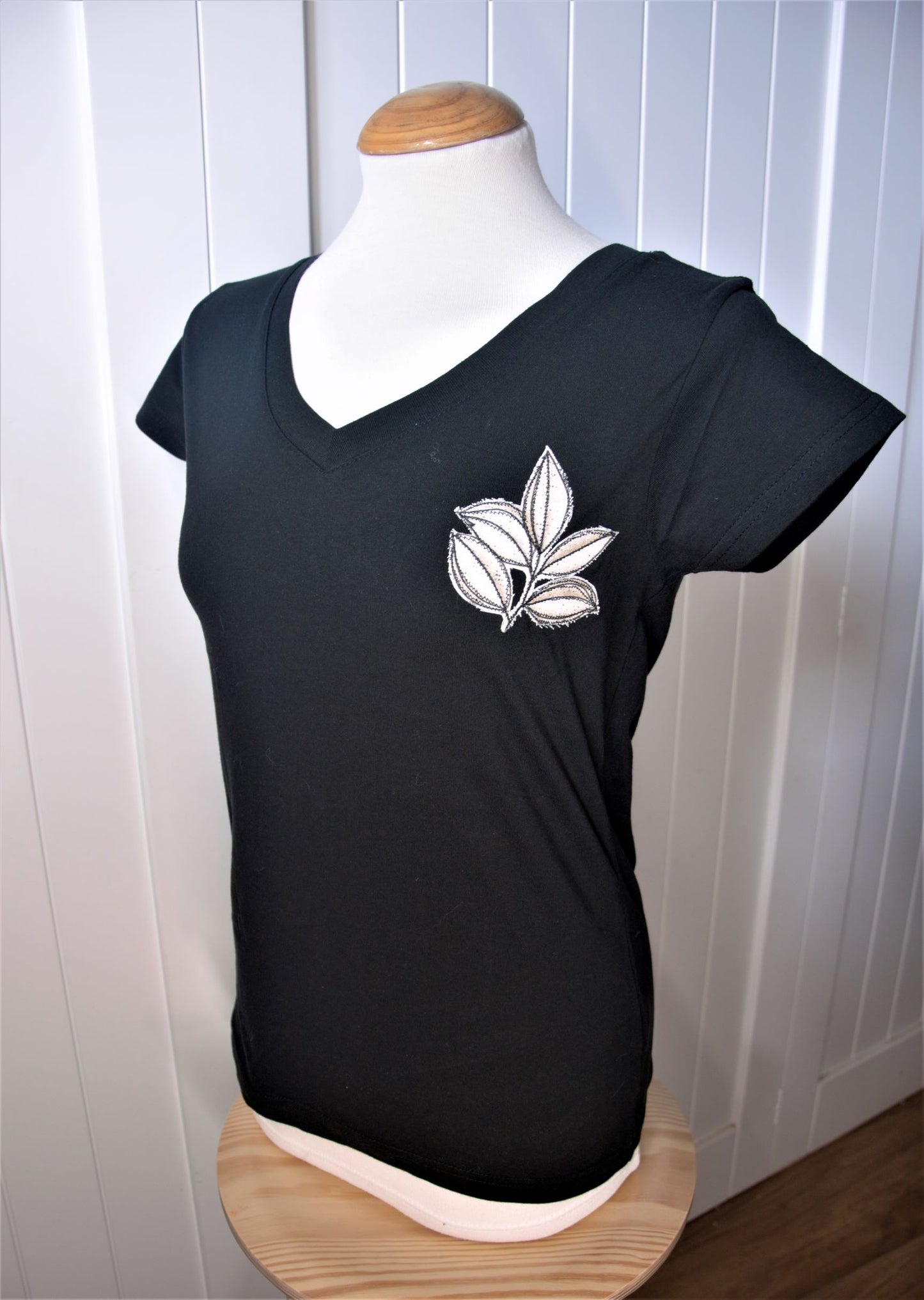 Camiseta manga corta con detalle de hojas