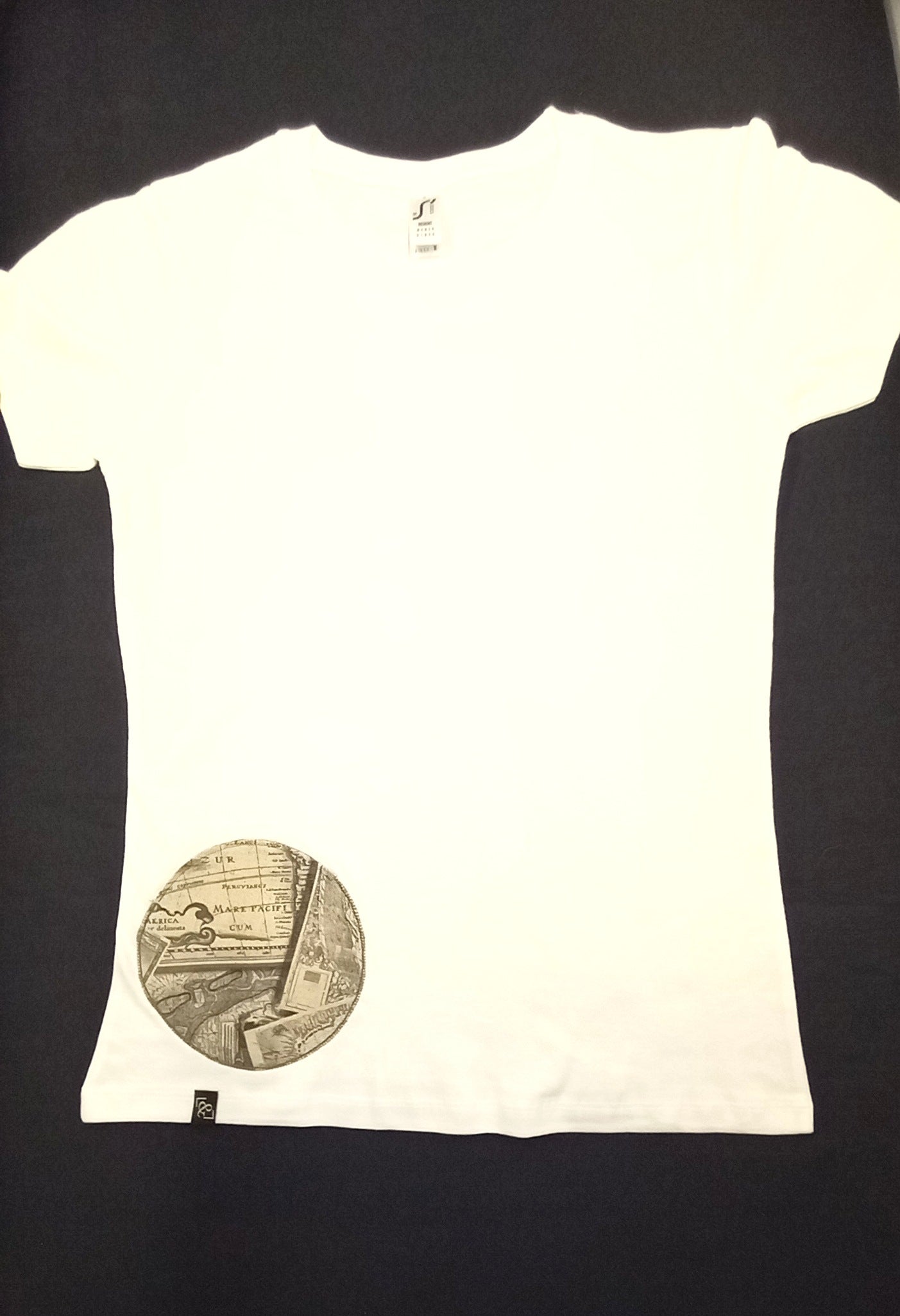 Camiseta blanca cuello pico mares del sur