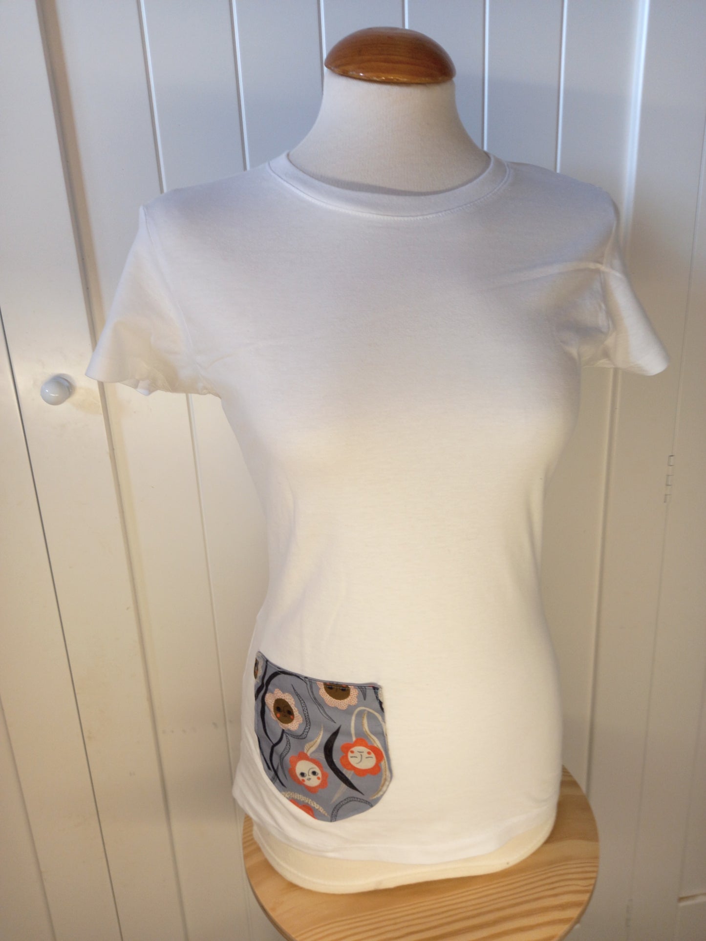 Camiseta manga corta con bolsito estampado