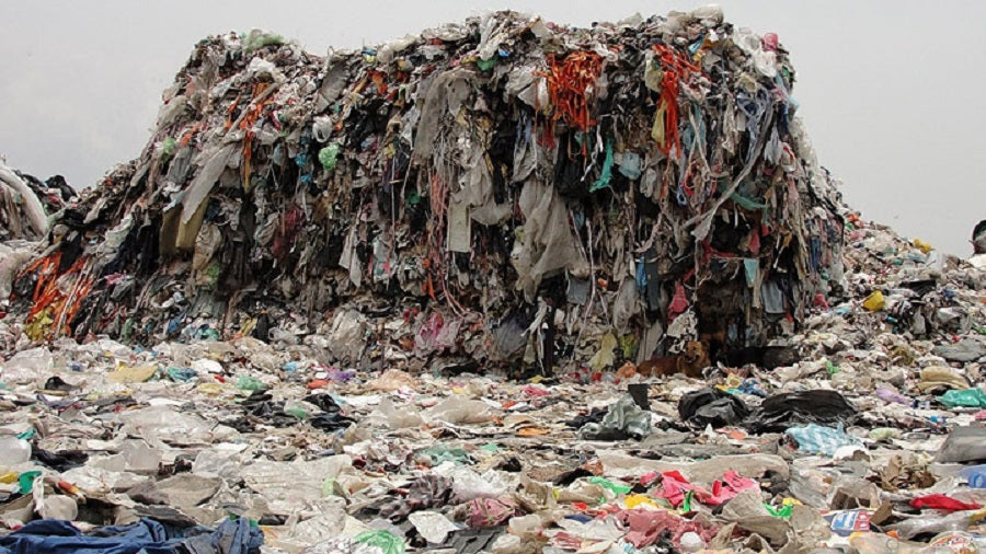 La montaña de residuos textiles