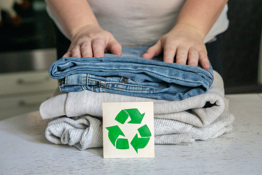 Reciclando ropa vieja para crear bolsos artesanales