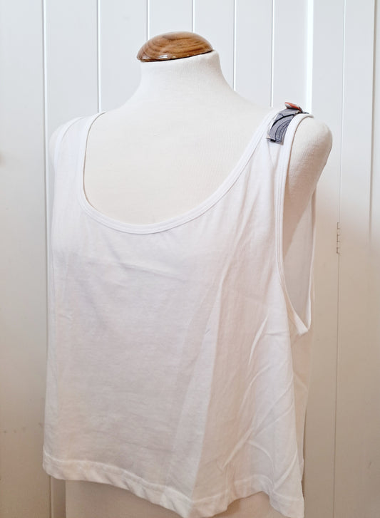 Camiseta de tirantes blanca con detalle en el hombro