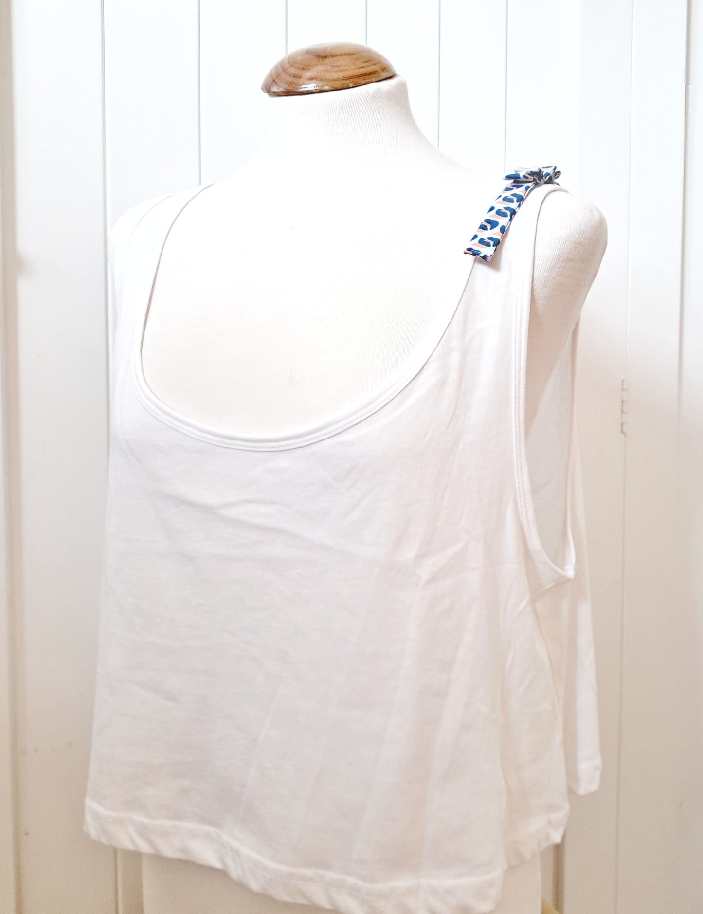 Camiseta de tirantes blanca con detalle en el hombro