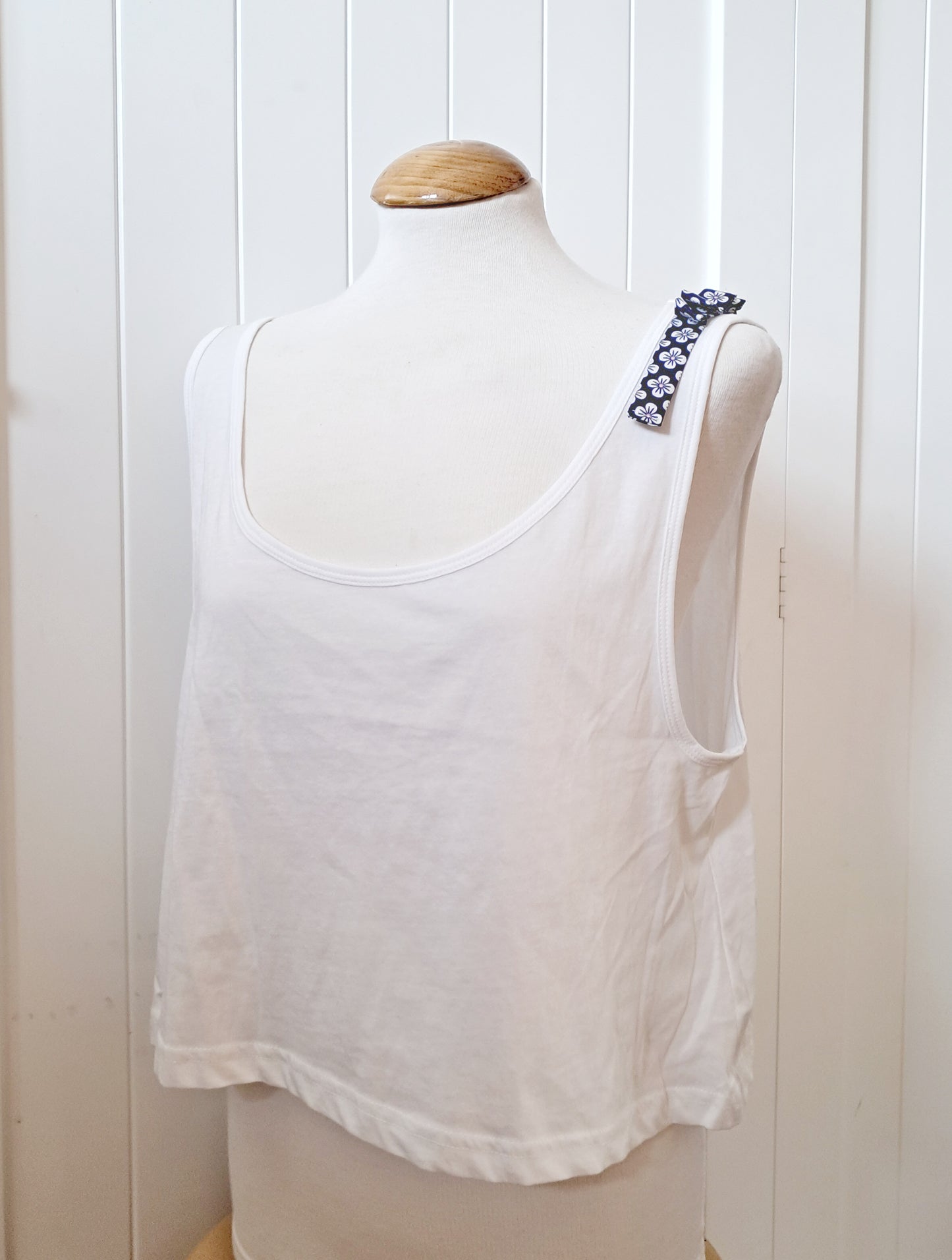 Camiseta de tirantes blanca con detalle en el hombro