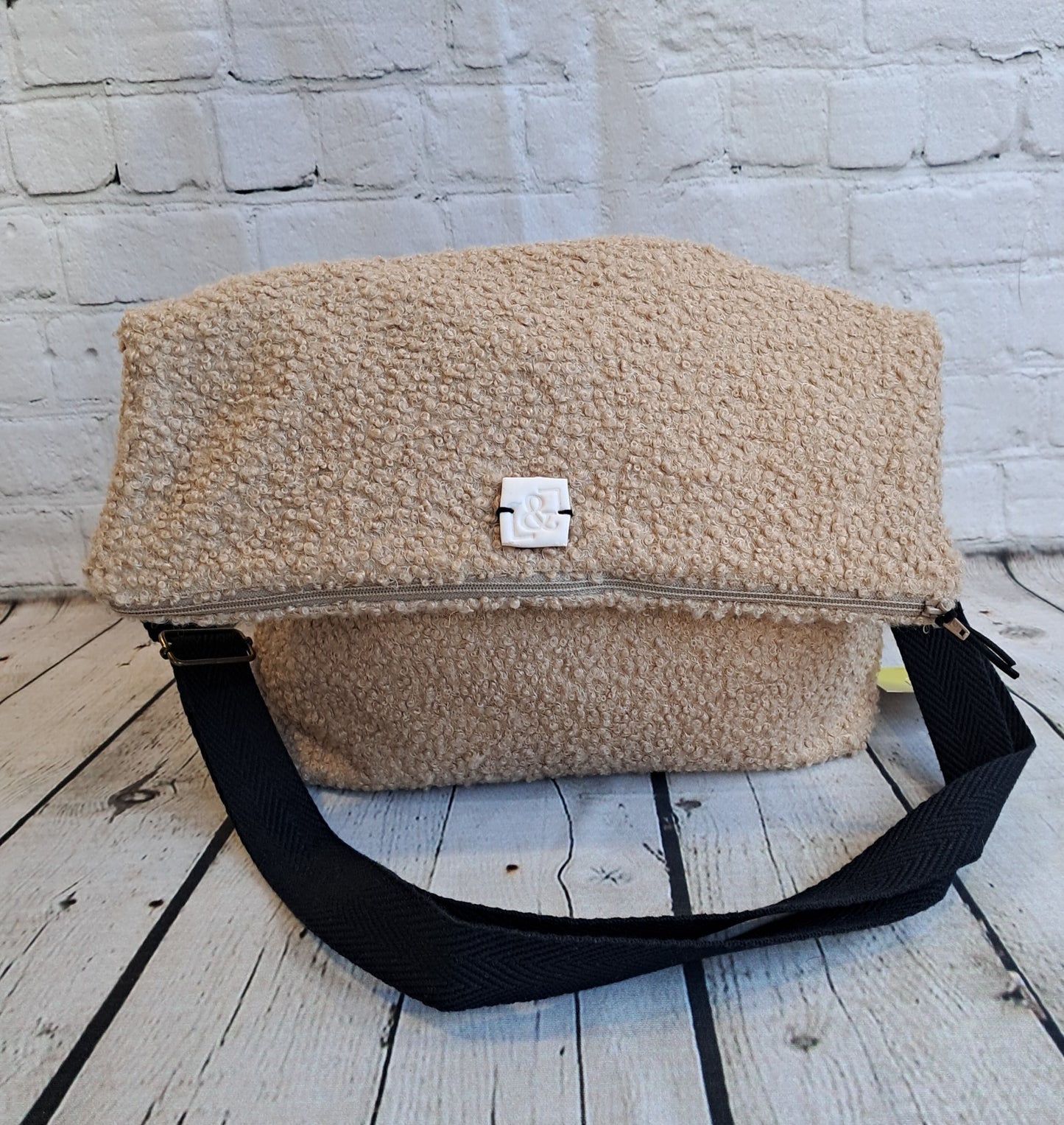 Bolso bandolera con cremallera beige