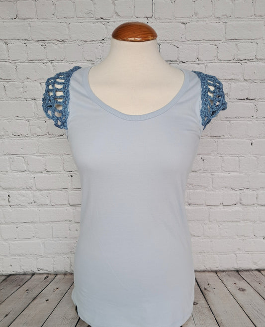 Camiseta de tirantes con manga crochet