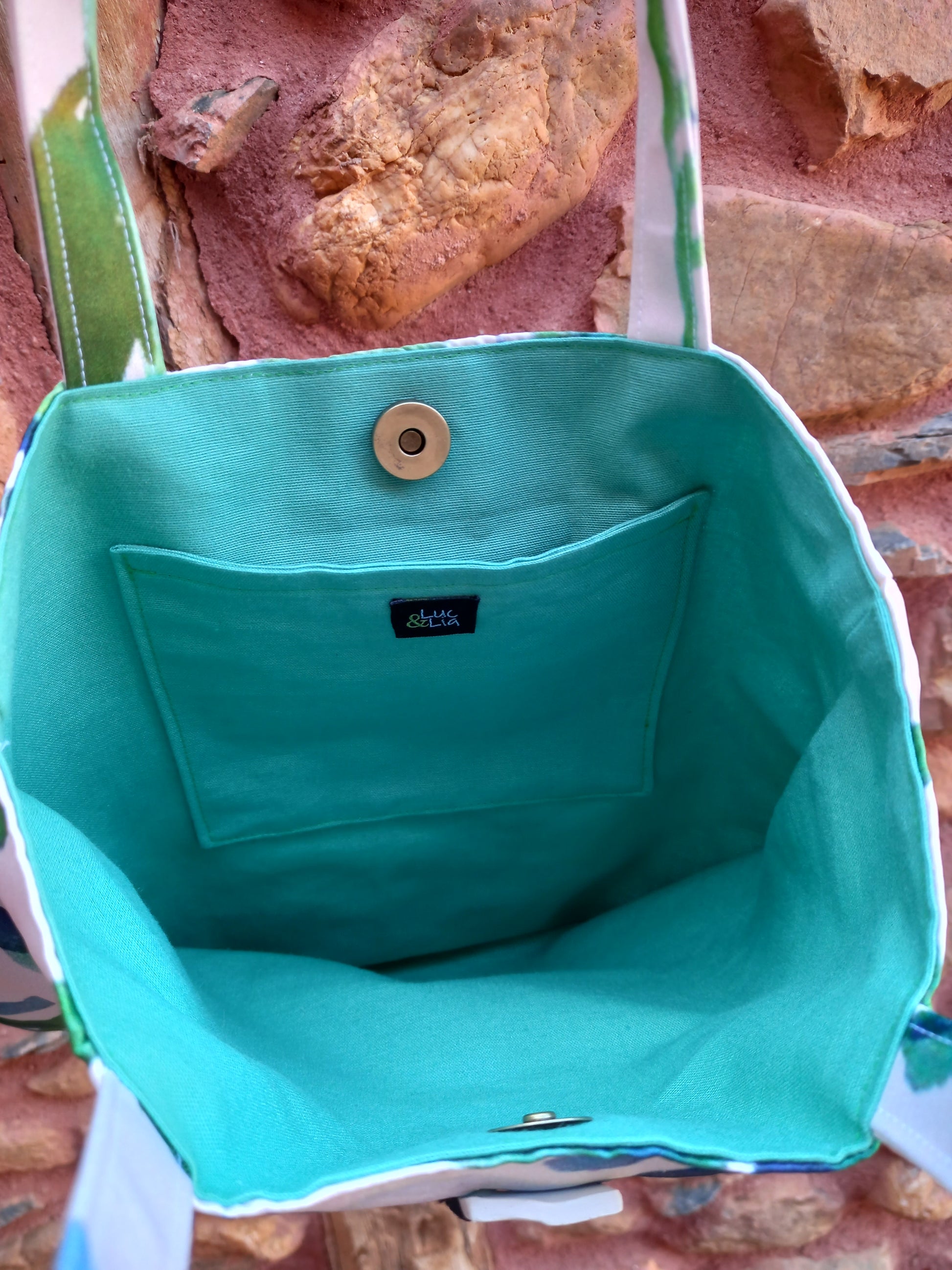 Interior del bolso de mano ligero