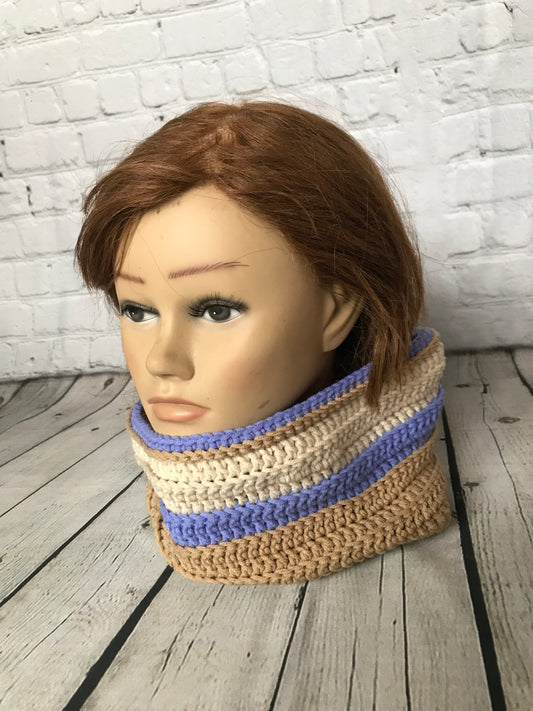 Braga cuello crochet marrón, azul y beige